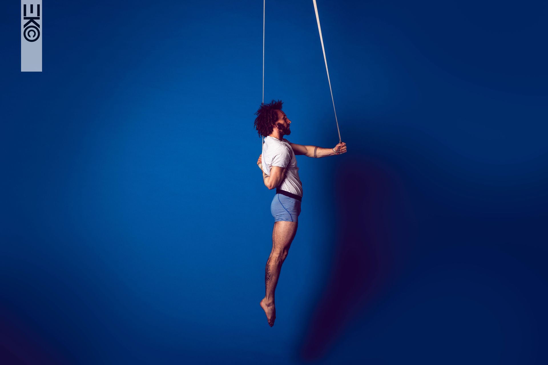 Nikolas Pulka, aerial straps, aerialist, blue background, eko, Einar Kling Odencrants